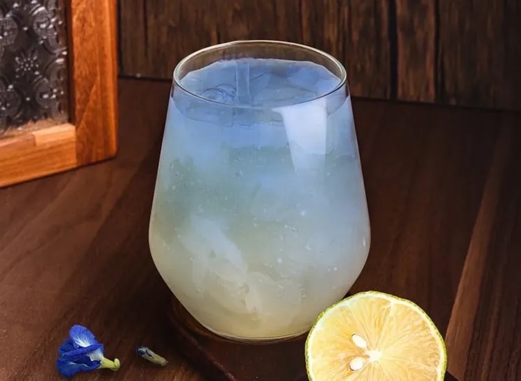 述古木耳飲推出嶼浪市集限定商品-寧靜藍海氣泡飲。青年局提供