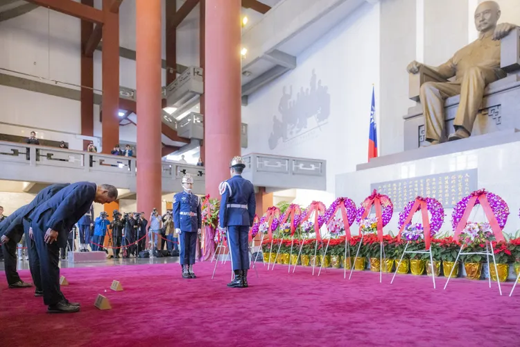 侯友宜向孫中山銅像鞠躬。翻攝畫面