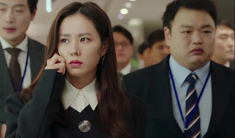 高圭弼（右）在《愛的迫降》飾演孫藝真公司的宣傳組長。翻攝tvN