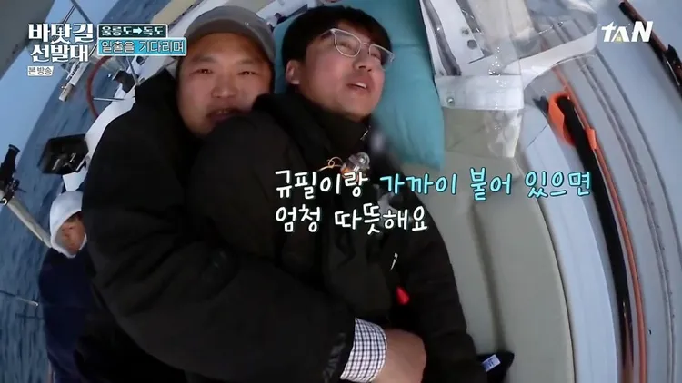 金南佶（右）跟高圭弼在《海陸先遣隊》互動親密。翻攝tvN