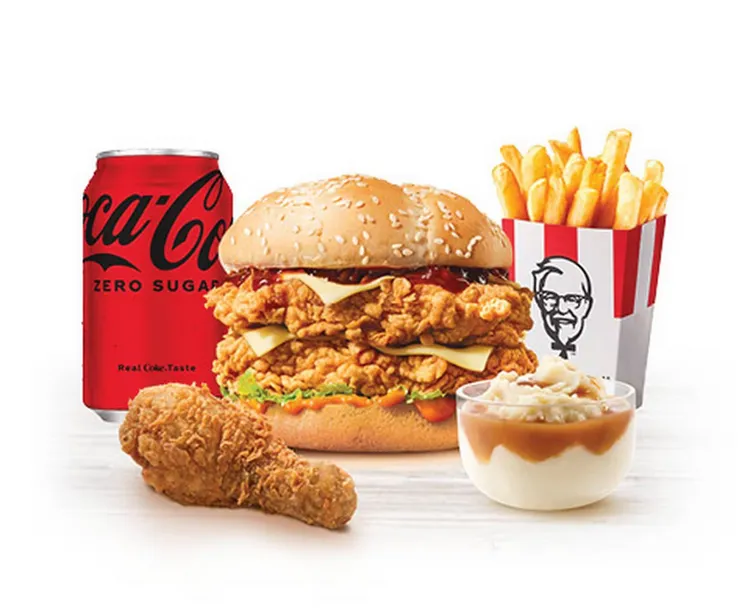 這份特大套餐完全可以餵飽兩個人，包含薯條、雙層炸雞漢堡、炸雞腿、無糖可樂，餐點鹽分含量過高。