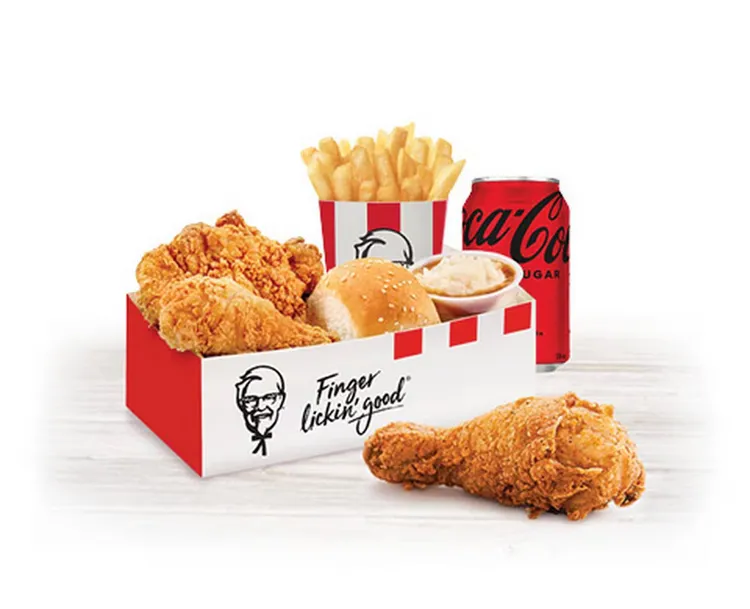 3塊炸雞套餐包含了不同的過量碳水化合物，像是薯泥、薯條還有麵包捲。