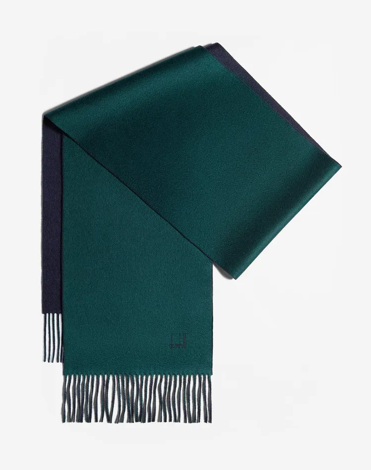羊絨雙面綠色圍巾，1萬4500元。品牌提供