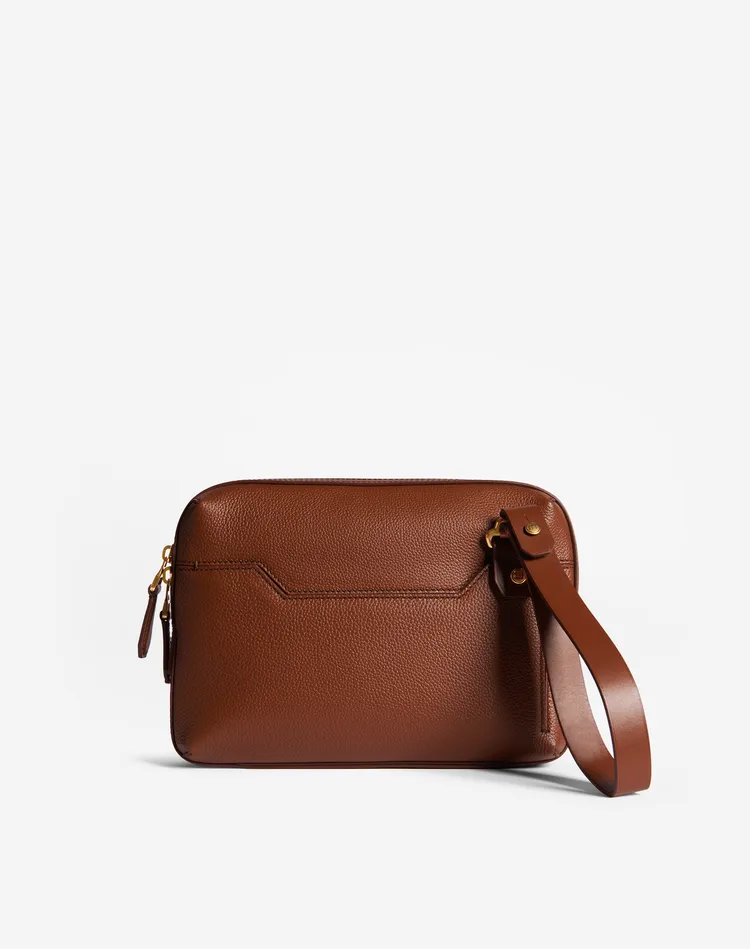 深棕色拉鍊手拿包，3萬3500元。品牌提供