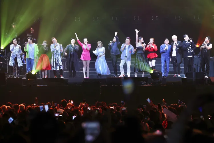 開麗群星齊聚攻蛋。林林攝