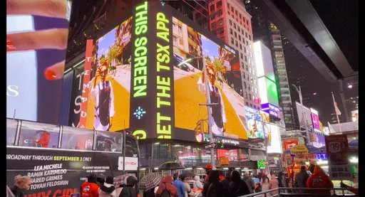 潘若迪爽收61歲大禮 「機車舞」名揚國際放送紐約電視牆