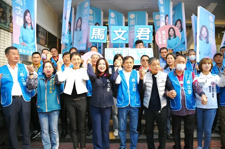 馬文君登記參選爭取5連霸，南投縣長許淑華等人到場力挺。馬文君服務處提供