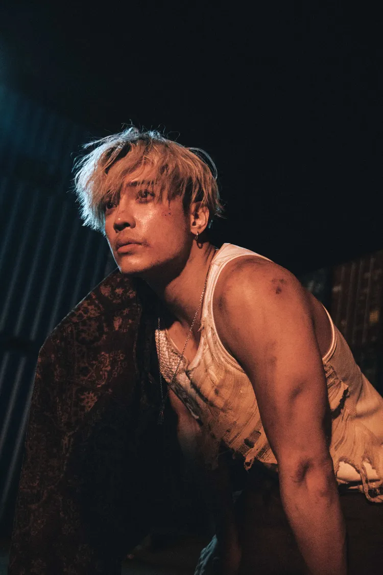 J.Sheon拍MV穿吊嘎，秀精壯臂肌，打到大爆汗。索尼音樂提供