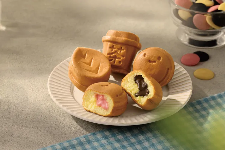 茶湯會雞蛋糕推出巧克力卡士達、草莓巧克力卡士達等新口味。業者提供