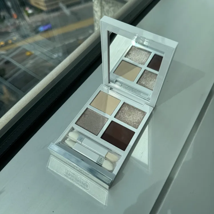 太陽輕吻香檳限量 高級訂製四格眼盤#01冬日光芒，3700元。張家玲攝