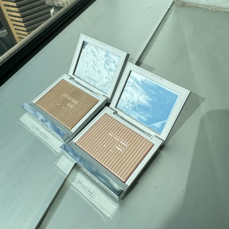 太陽輕吻香檳限量高光盤，各3200元。張家玲攝