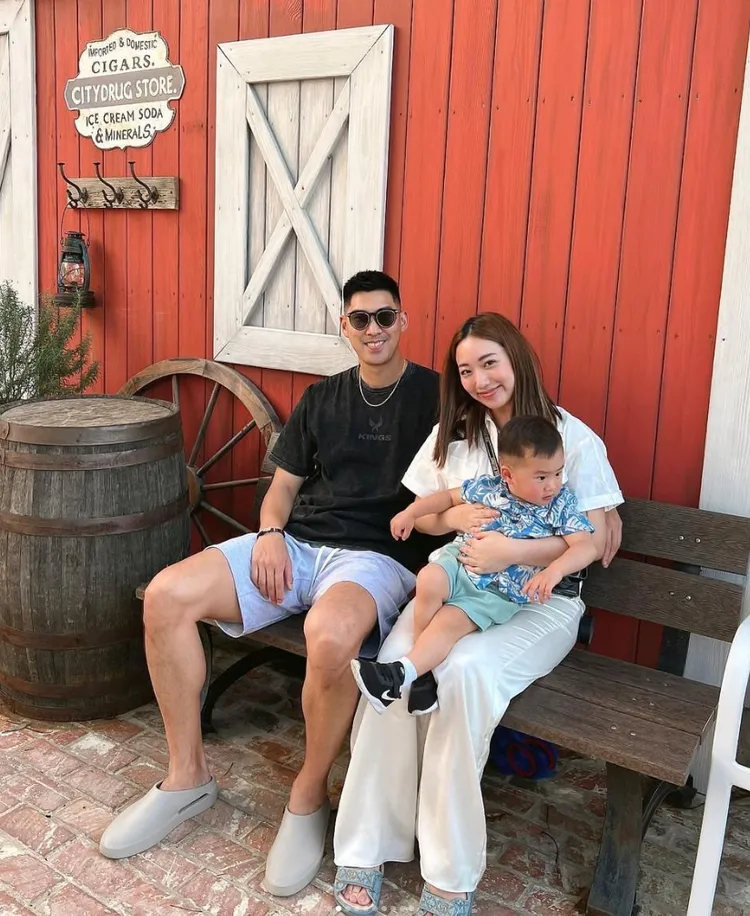 毛加恩一家三口，即將再添新成員。翻攝羅雯IG