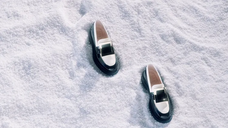 飾扣黑色樂福鞋適合年末跑趴。品牌提供