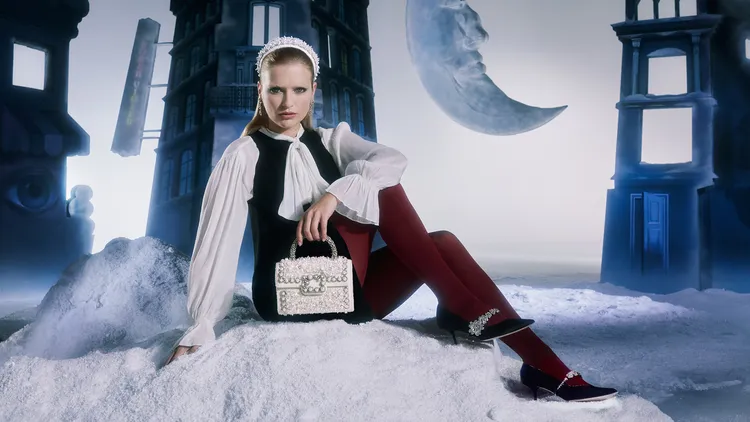 Camille Razat彷彿置身於電影版的夢幻雪白景緻中。品牌提供