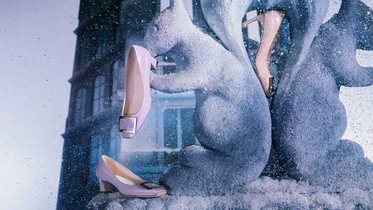 鞋款以珠光金屬質感或淡糖果粉紅色呈現。品牌提供