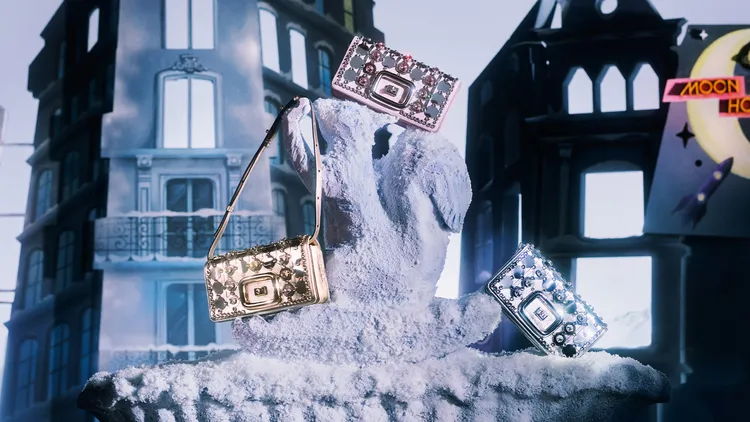 珍珠、水鑽、亮片大量運用在包款之中。品牌提供