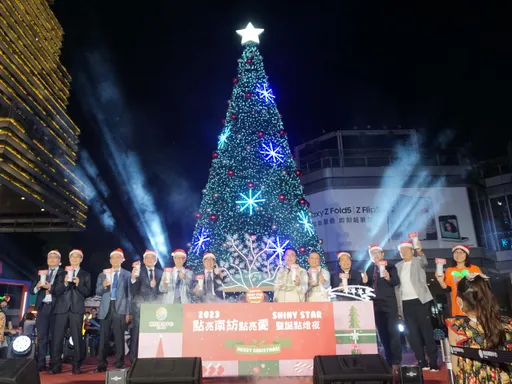 好美!南紡購物中心13米耶誕樹點燈 結合公益散發濃濃溫馨節慶