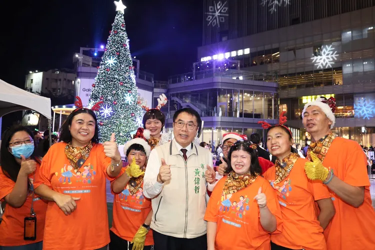 黃偉哲到場見證，開心與德蘭院生合影。市府提供