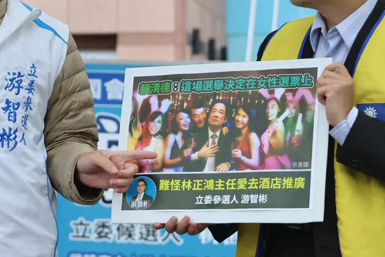 游智彬辦公室拿出賴清德酒家P圖。林林攝