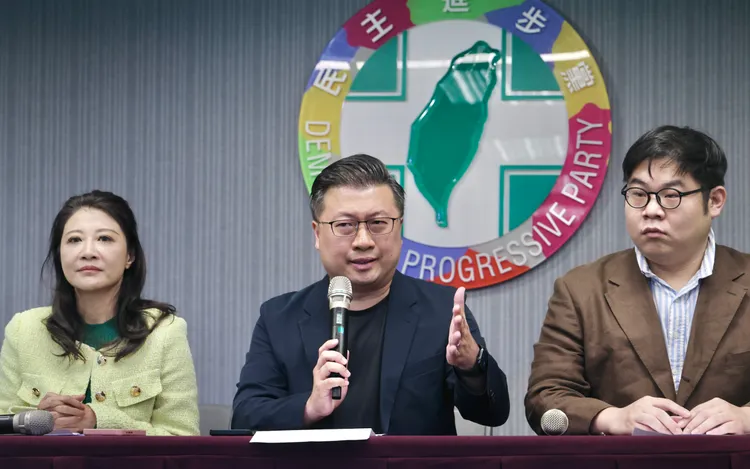 林楚茵(左起)、張志豪和大選律師許渝澤親上火線回應。林林攝