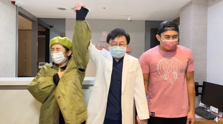 醫師高舉羅美玲的手，宣告肚子胎兒是男寶寶。翻攝羅美玲臉書