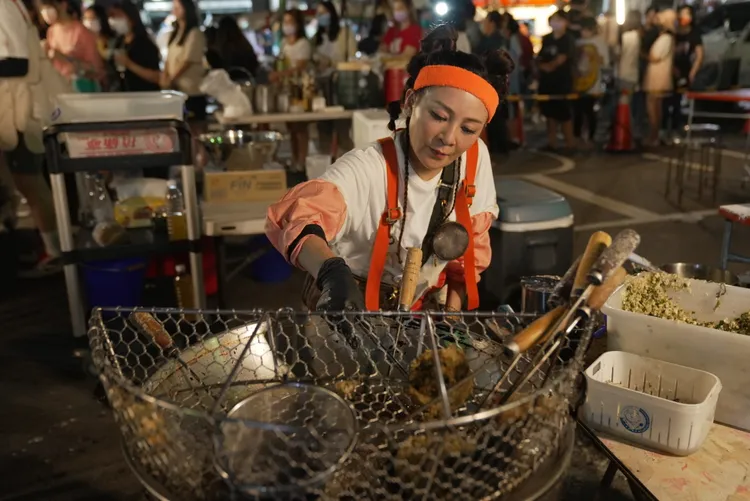 手忙腳亂的王彩樺，現場一直大叫：「不要再點蚵嗲了。」三立提供