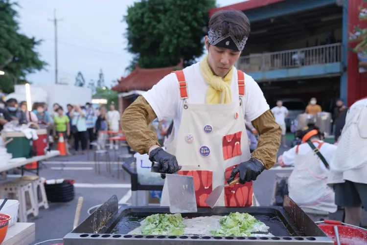 胡宇威賣力做蚵仔煎。三立提供