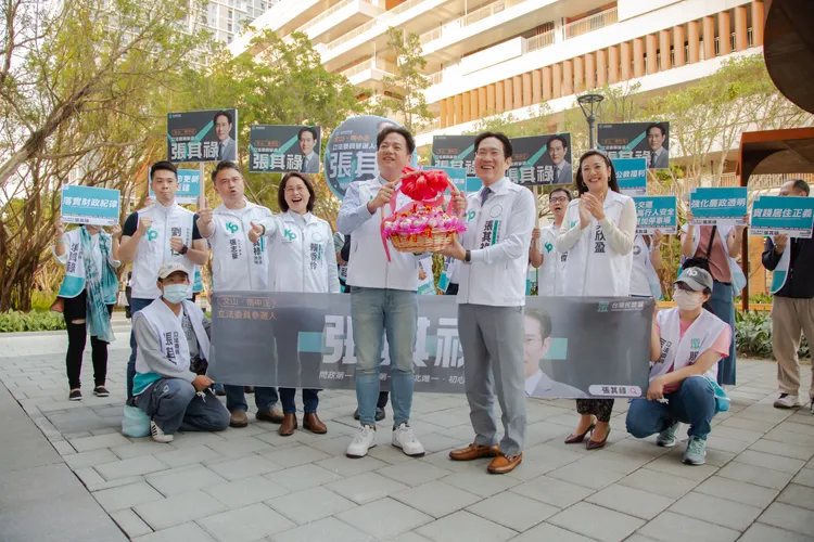 邱臣遠到場挺張其祿。張辦提供