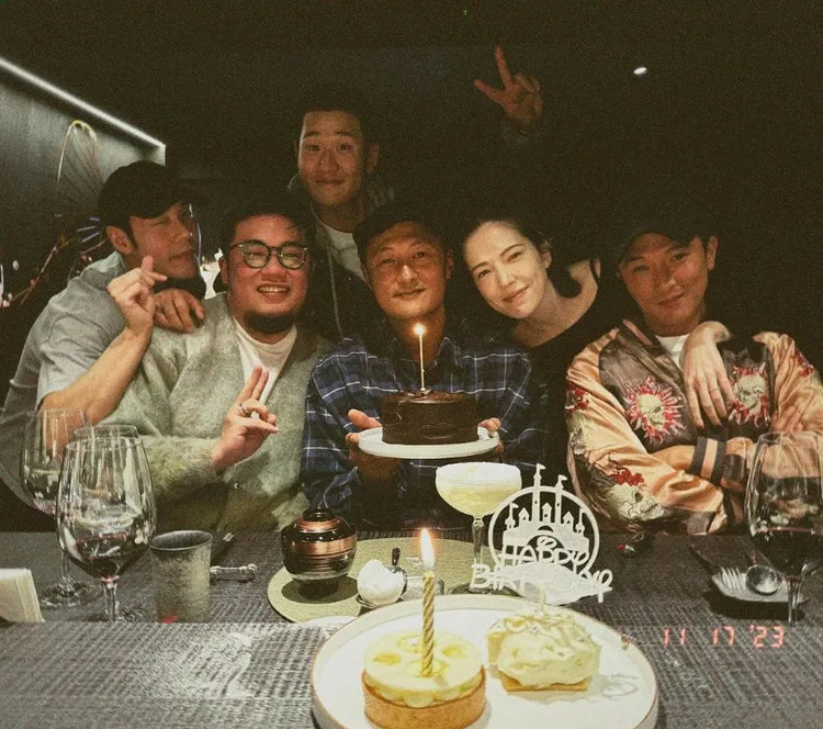 昨日許瑋甯（右2）與邱澤（右1）一起出席好友余文樂的生日宴照片曝光，只見許瑋甯用手摟住邱澤，臉上充滿幸福的表情。翻攝余文樂的IG