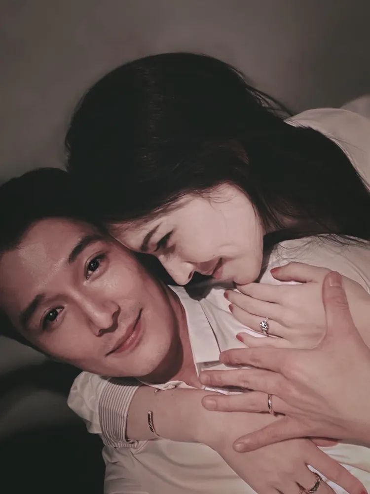 邱澤於2021年年底時在粉絲頁上宣布兩人結婚消息，並分享甜蜜合照。翻攝《邱澤 ROY CHIU》粉絲頁