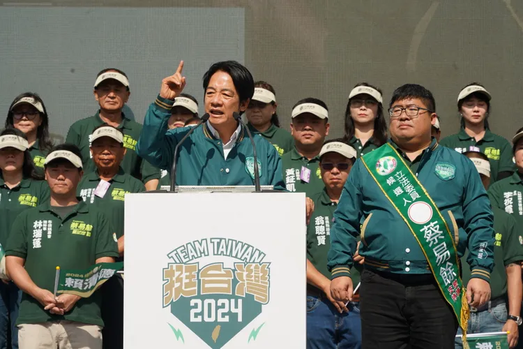 蔡英文、賴清德陸續上台致詞，力挺蔡易餘。蔡易餘陣營提供