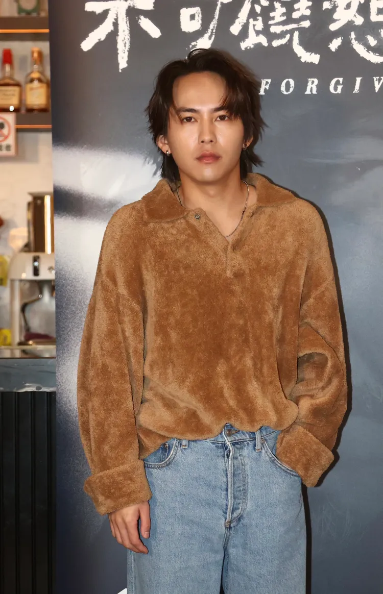 巫建和對股票頗有研究。彭欣偉攝