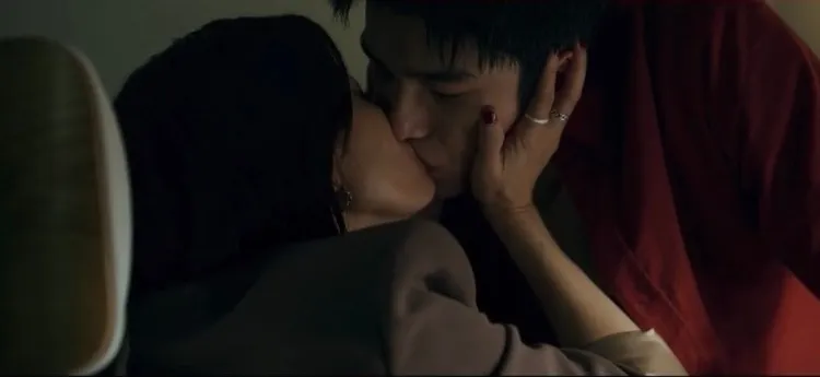 2人接吻很帶感。翻攝《此時此刻》