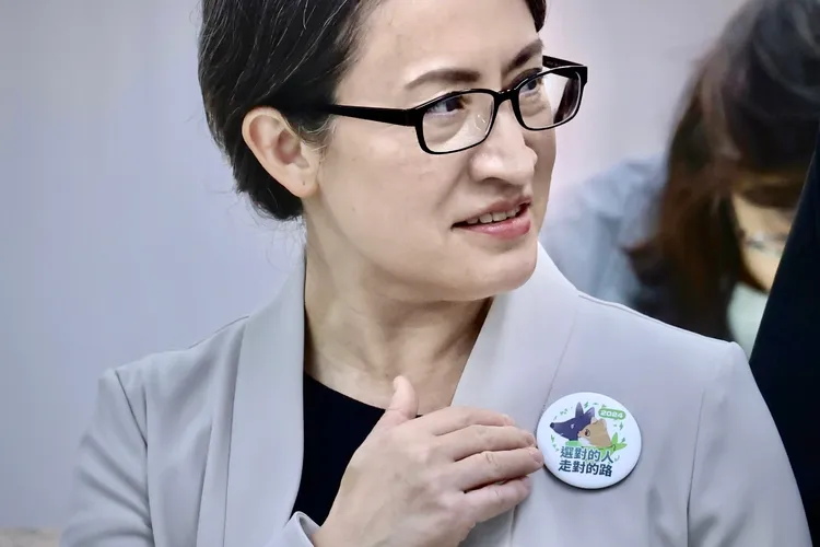 蕭美琴別上象徵互補的貓狗胸章。林林攝