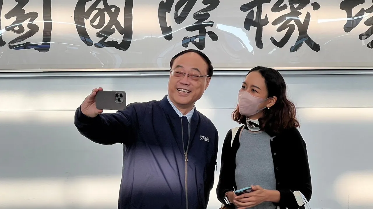 周永晖署长与第500万名旅客自拍留念。观光署提供