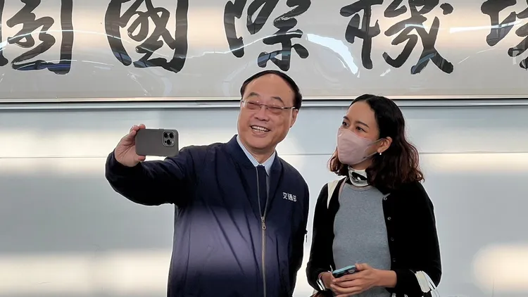 周永暉署長與第500萬名旅客自拍留念。觀光署提供