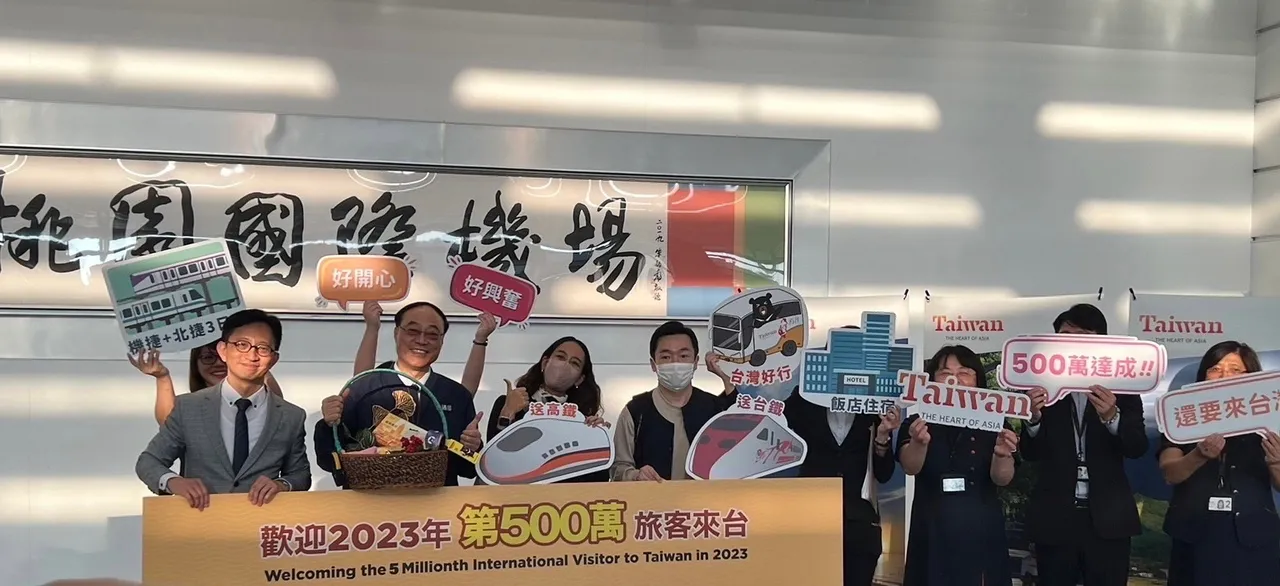 周永晖署长(前排左2)宣布今年来台人次达500万。观光署提供