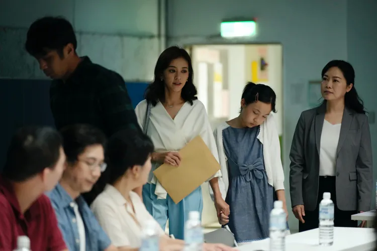 林品彤（右二）歪脖和「媽媽」陳意涵（右三）出席家長檢討會。CATCHPLAY提供