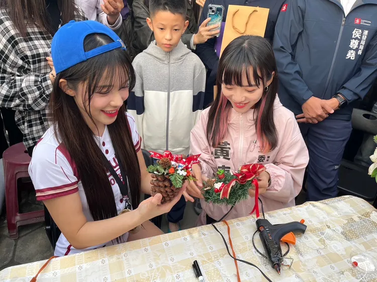 二人在會場互動、交換禮物。黃捷提供