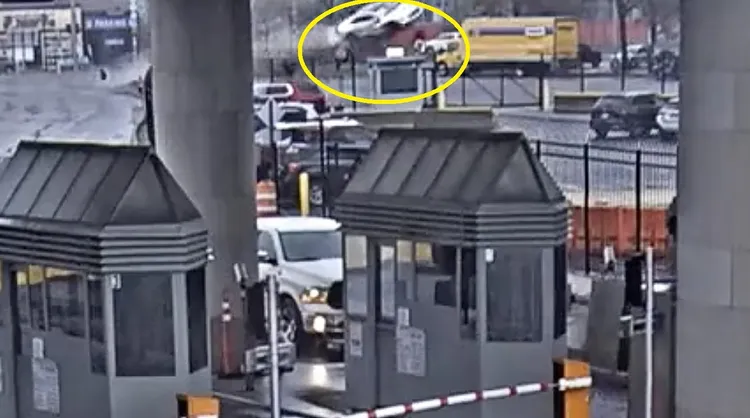 由過境站「彩虹橋」的監視器畫面可以看到，畫面最上方的千萬豪華轎車賓利（黃圈處）高高飛起。美聯社