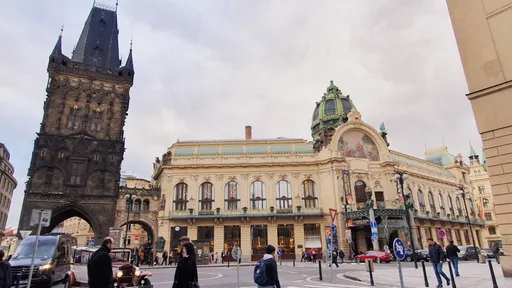 遊捷克別當低頭族!飛車搶劫興起 扒手愛上電車找目標