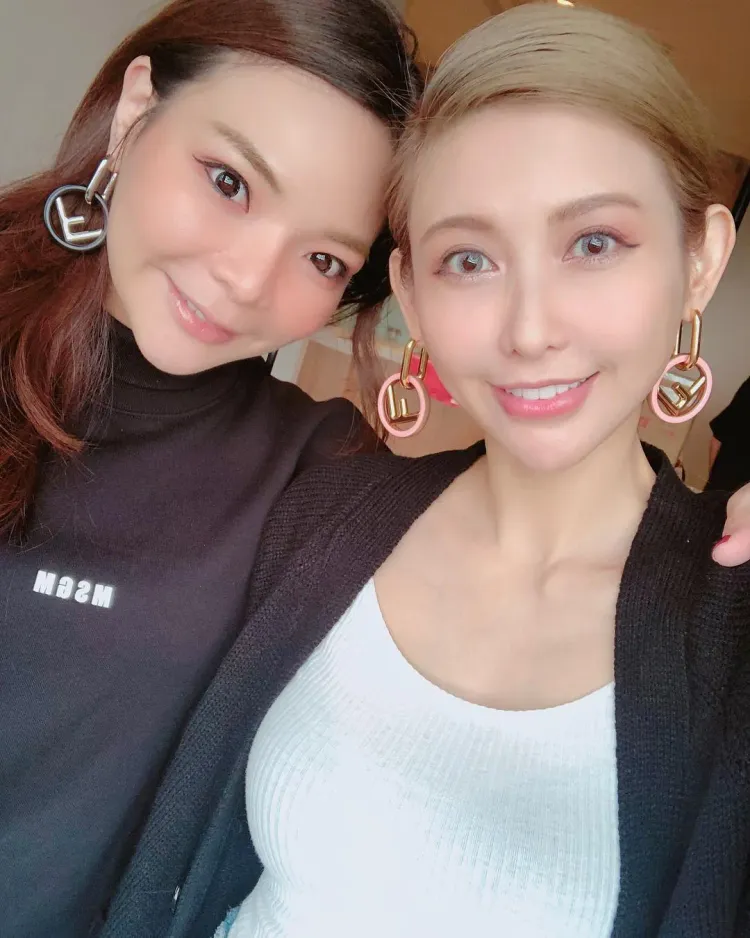 小甜甜（右）久未見閨蜜愷樂。翻攝愷樂臉書
