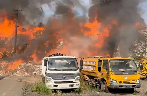 苗栗西山垃圾場大火 火煙竄天!怪手開挖搶救中