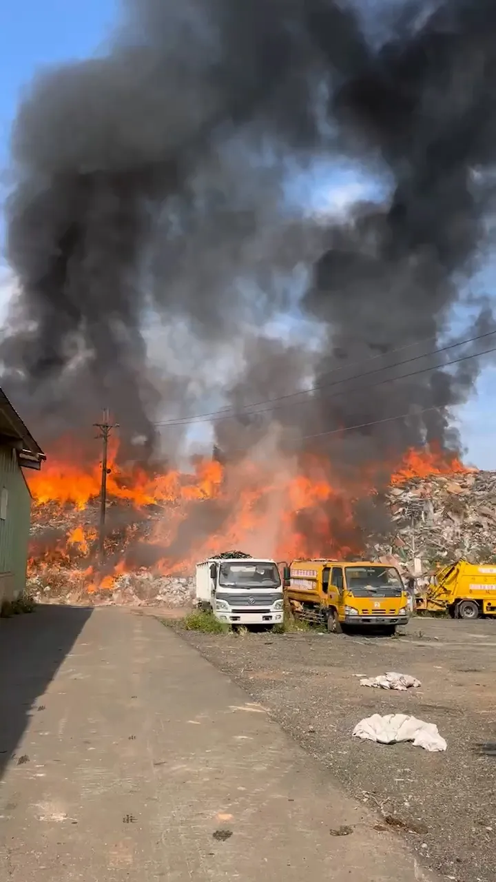 西山垃圾掩埋場大火，現場火勢驚人。民眾提供