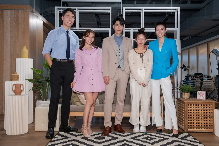 鄧偉德(左起)、林莎、林子閎、郭書瑤、周智慧 在《完全省錢戀愛手冊》飾演同事。TVBS提供
