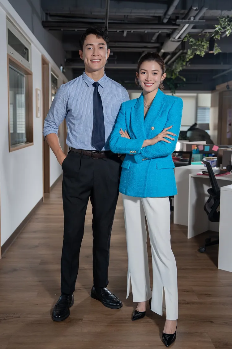 鄧偉德(左)、周智慧從新加坡來台拍戲。TVBS提供