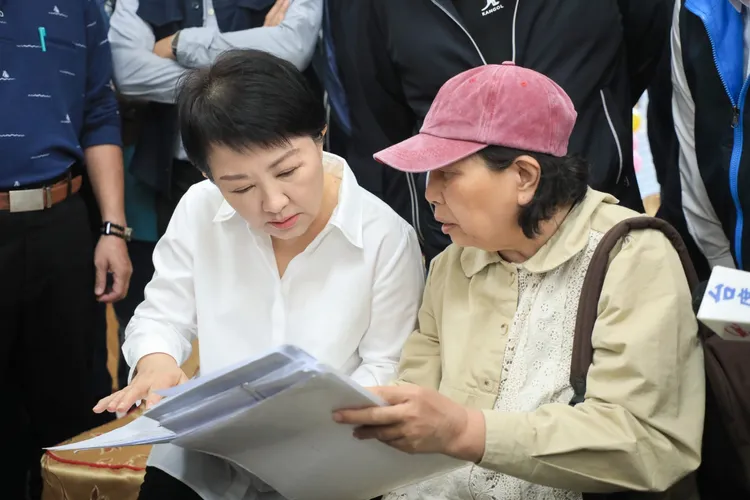 盧秀燕接下陳情書，指示都發局全力辦理。市府提供