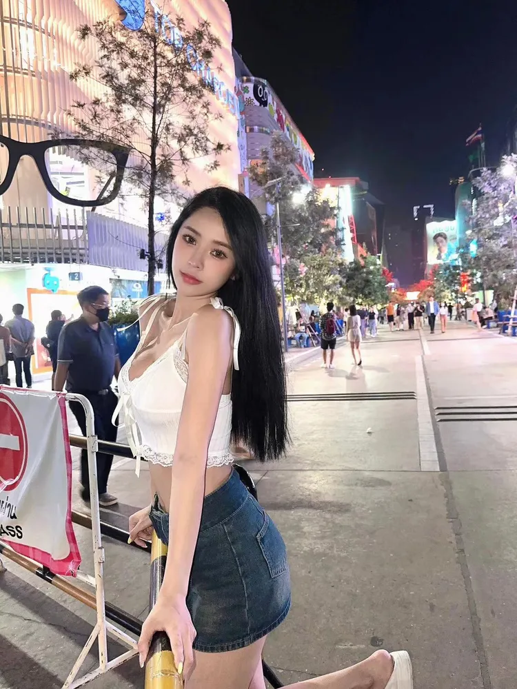 芙芙熱愛旅遊、吃美食，喜歡在直播間尬聊生活趣事。