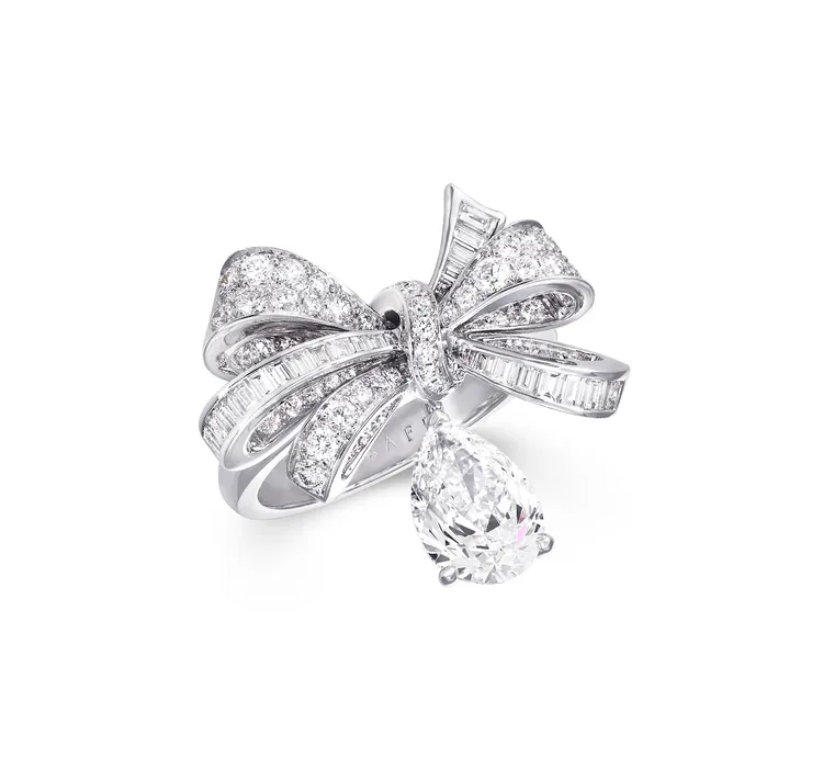 Tilda’s Bow系列多形切割鑽石戒指，80萬5000元。品牌提供
