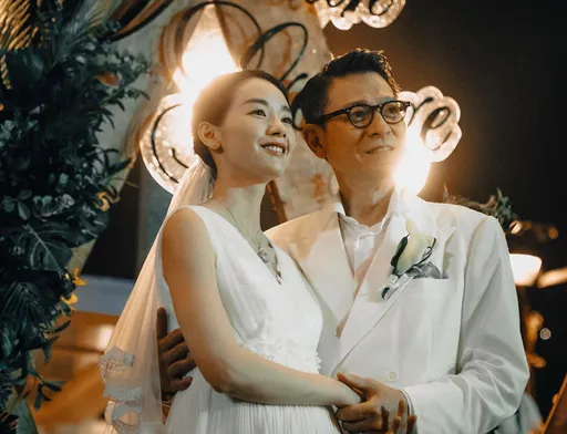 劉德華《潛行》婚紗照曝光 白西裝染血狠嗆彭于晏